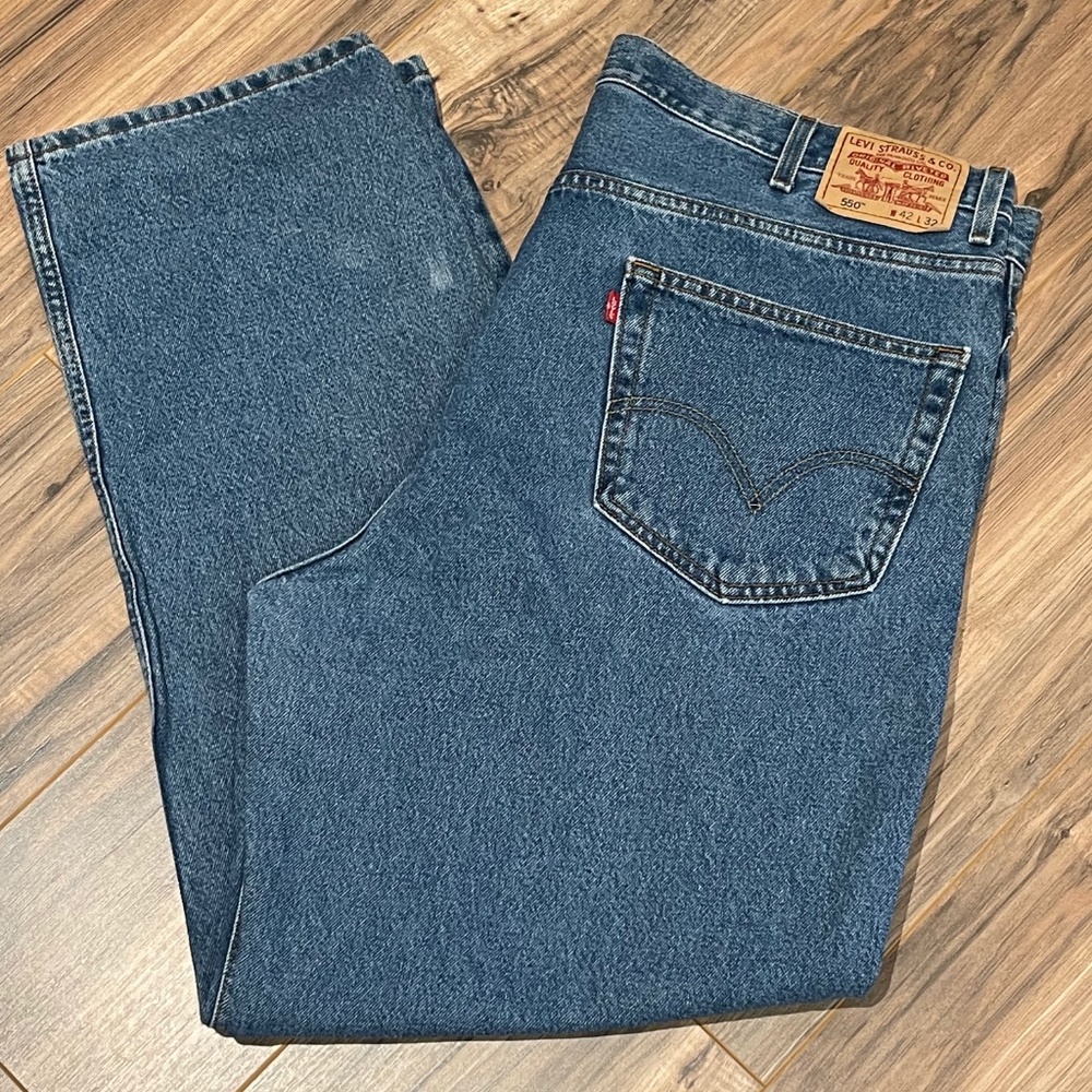 Levi's 550 Relaxed Fit Men's Jeans. 42 x 32.  EUC!